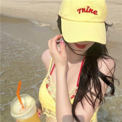 迎风伫立的狮子 海报